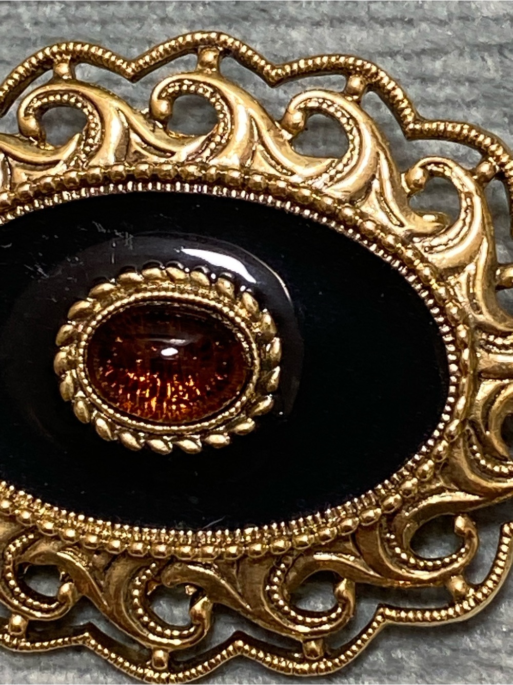 1928 Company Gold-Tone Filigree Brooch with Black Enamel Amber Cabachon Stone - Picture 4 of 10